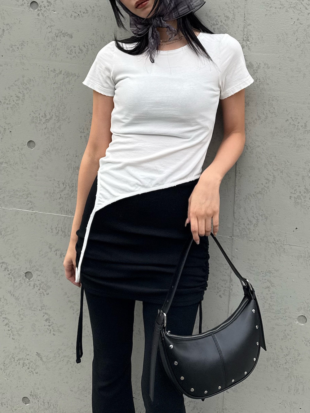 ブラック系のその他パンツ、ホワイト系のTシャツ/カットソー、ブラック系のハンドバッグを着用したレディースの春コーディネートの2枚目の写真