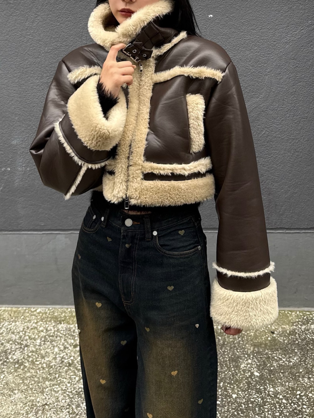 ブルー系のデニムパンツ、ブラウン系のブルゾン、ブラウン系のブーツを着用したレディースの秋コーディネートの2枚目の写真