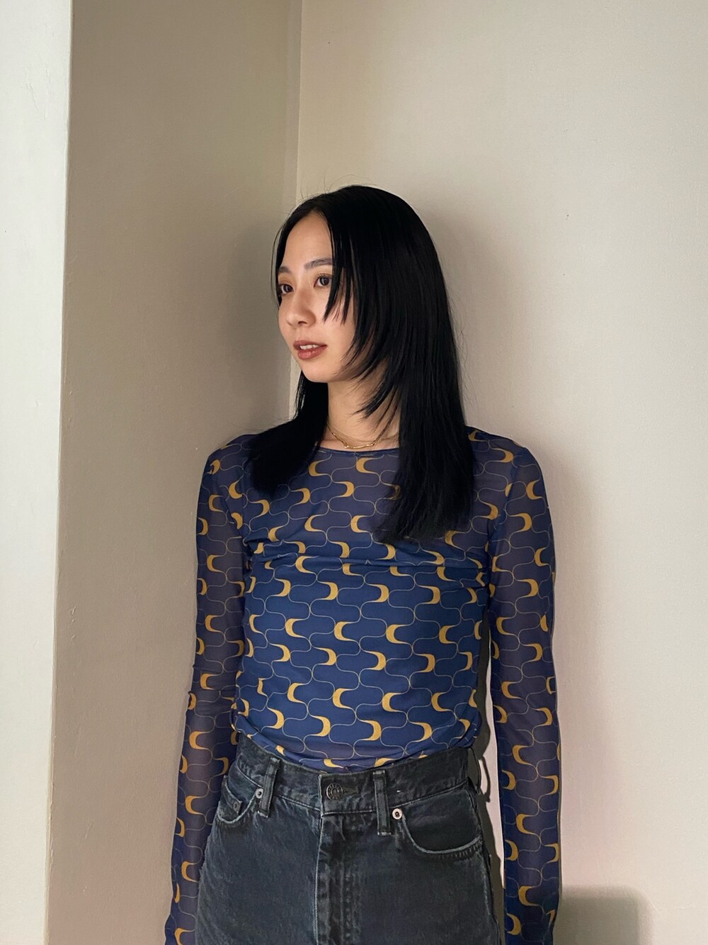 ブラック系のパンプス、その他のTシャツ/カットソー、ブルー系のデニムパンツを着用したレディースの春コーディネートの2枚目の写真