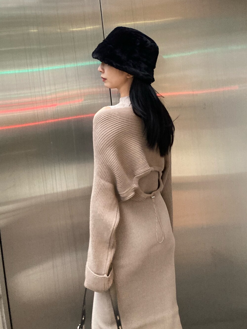 ベージュ系のワンピース、ブラック系のブーツ、ブラック系のハットを着用したレディースの秋コーディネートの2枚目の写真