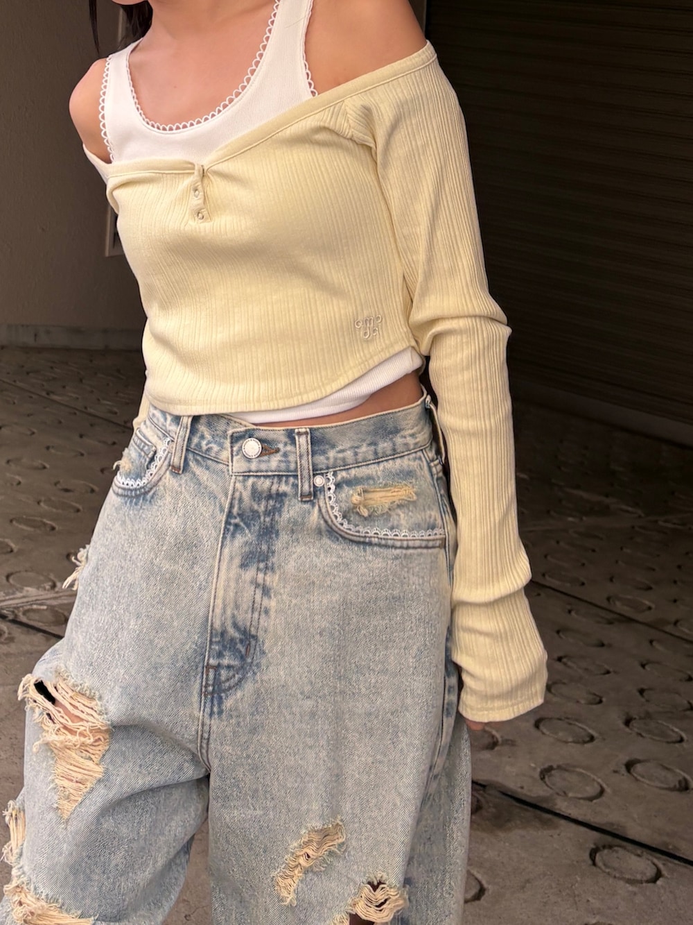 ブルー系のデニムパンツ、ホワイト系のTシャツ/カットソー、ホワイト系のスニーカーを着用したレディースの春コーディネートの2枚目の写真