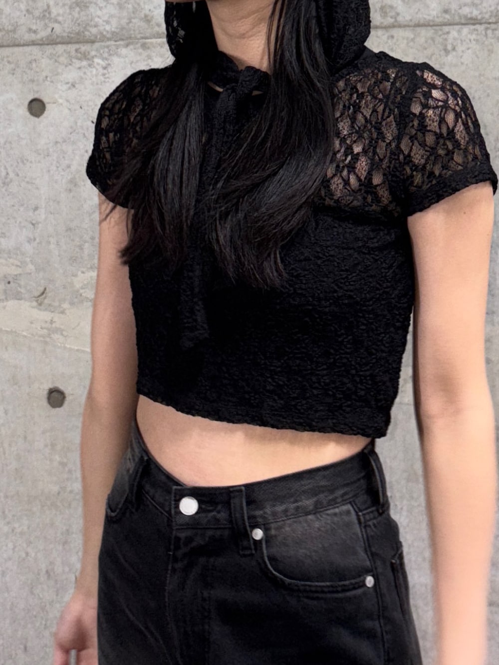ブラック系のデニムパンツ、ブラック系のTシャツ/カットソーを着用したレディースの夏コーディネートの2枚目の写真