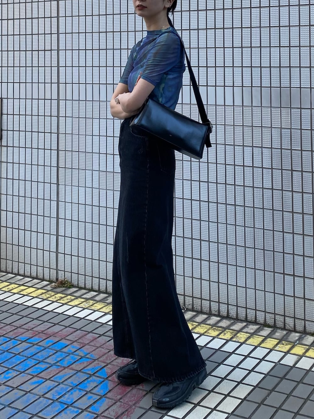 ブラック系のスカート、ブルー系のTシャツ/カットソーを着用したレディースの春コーディネートの4枚目の写真