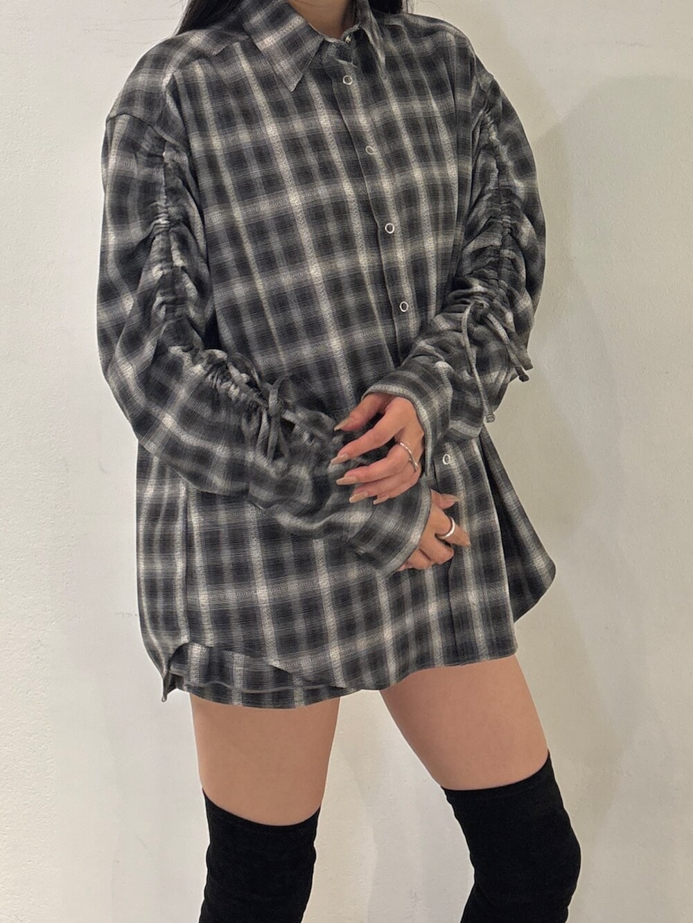 ブラック系のブーツ、グレー系のシャツ/ブラウス、グレー系のスカートを着用したレディースの夏コーディネートの6枚目の写真
