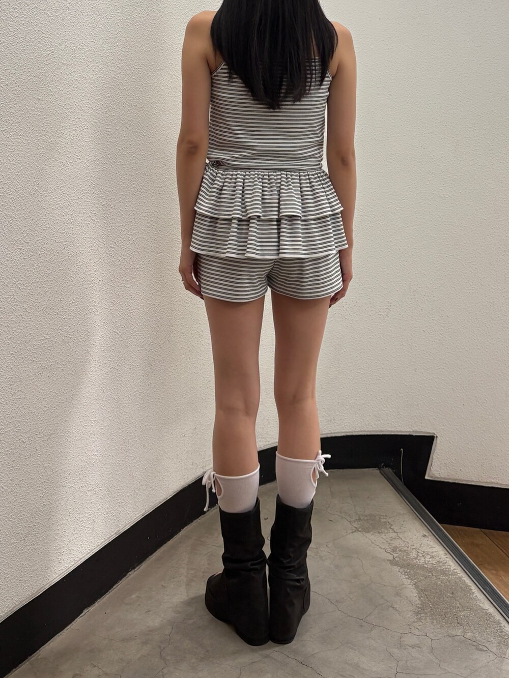 ホワイト系のキャミソール、ホワイト系のその他パンツ、ブラック系のその他シューズを着用したレディースの夏コーディネートの3枚目の写真