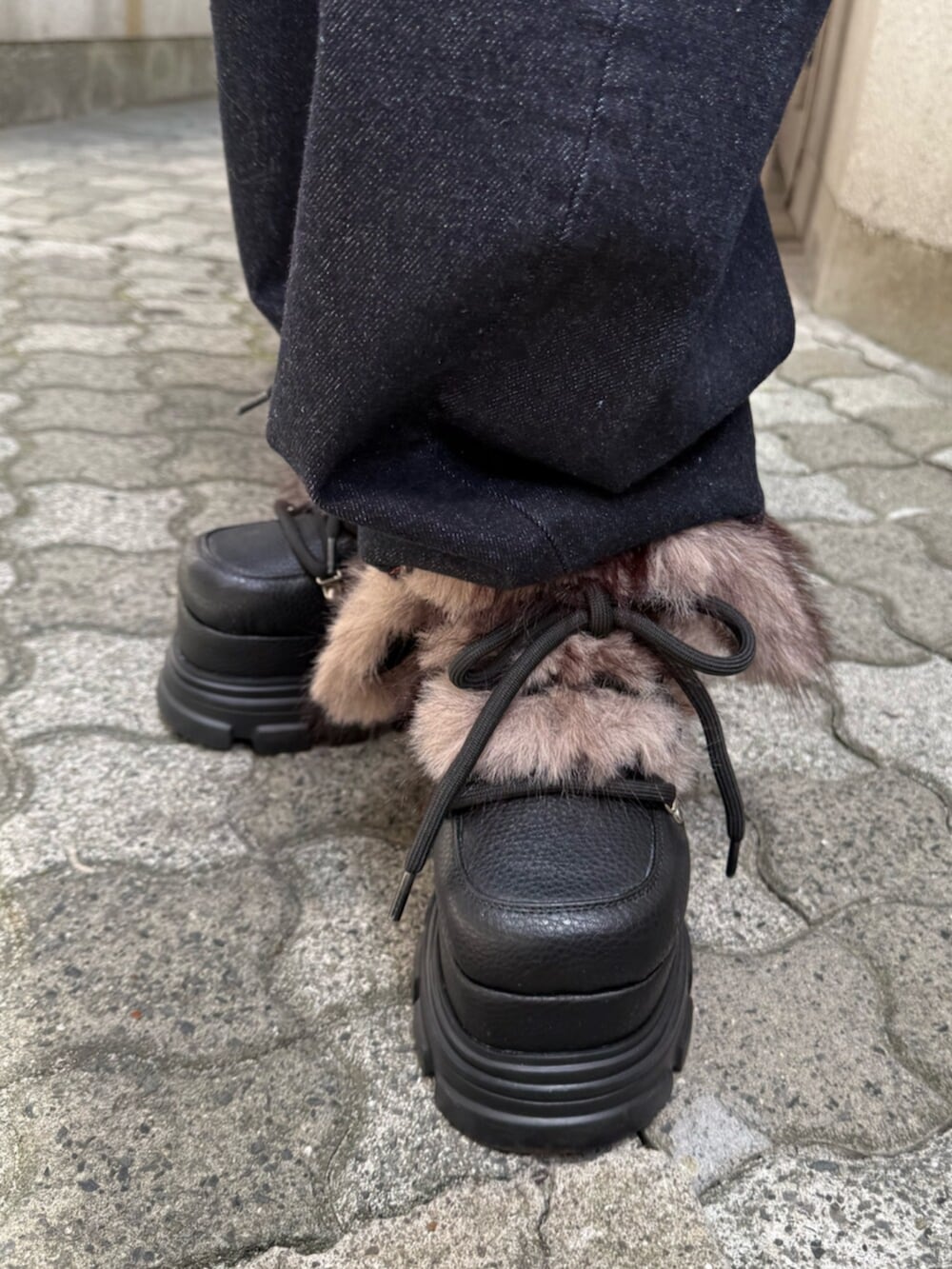 ブルー系のデニムパンツ、グレー系のブルゾン、ブラック系のブーツを着用したレディースの秋コーディネートの8枚目の写真