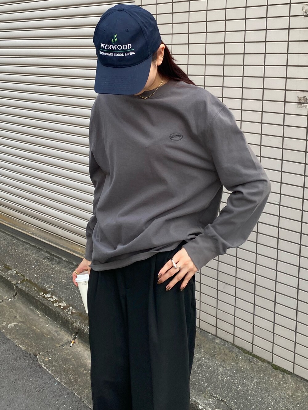 ブラック系のTシャツ/カットソーを着用したレディースの秋コーディネートの3枚目の写真