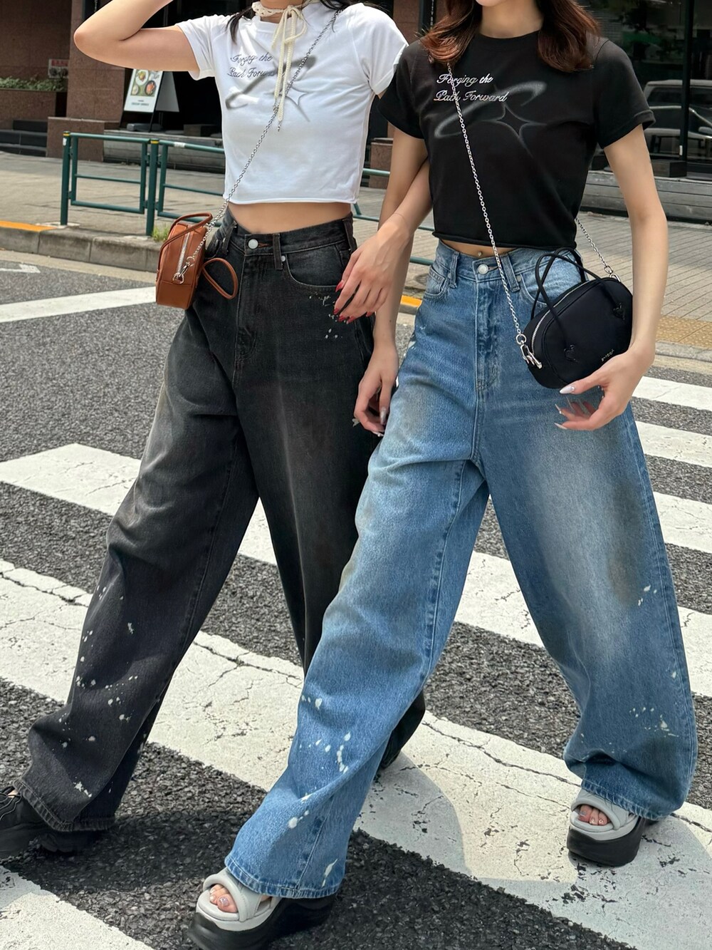 ブルー系のデニムパンツ、ホワイト系のTシャツ/カットソー、ブラック系のTシャツ/カットソーを着用したレディースの夏コーディネートの2枚目の写真