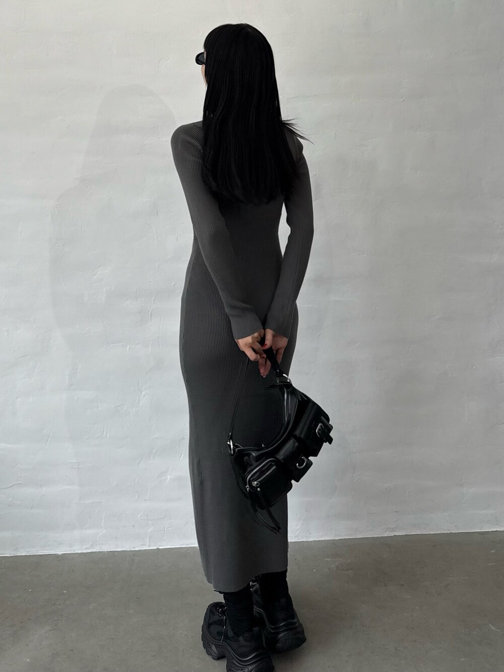 グレー系のワンピースを着用したレディースの秋コーディネートの2枚目の写真