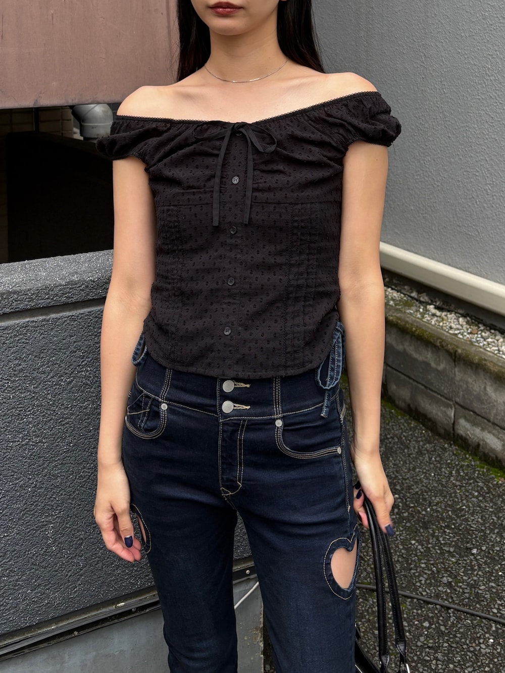 ブルー系のデニムパンツ、ブラック系のサンダル、ブラック系のシャツ/ブラウスを着用したレディースの夏コーディネートの7枚目の写真