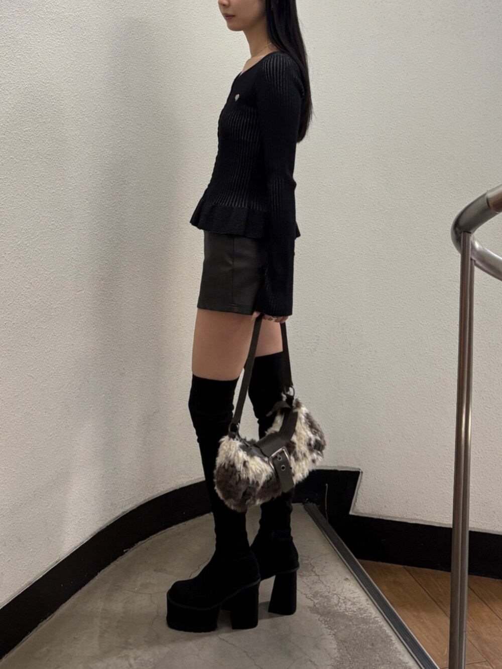 ブラック系のその他パンツ、ブラック系のブーツ、ブラック系のニット/セーターを着用したレディースの秋コーディネートの2枚目の写真