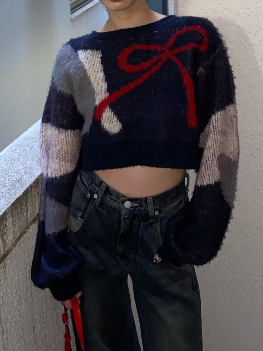 ブルー系のデニムパンツ、ブルー系のニット/セーターを着用したレディースの冬コーディネートの2枚目の写真