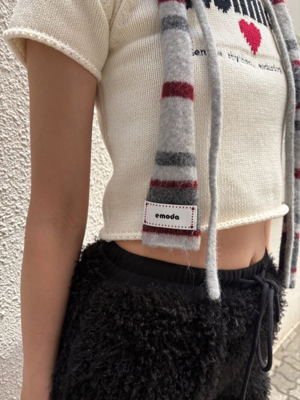 ブラック系のその他パンツ、ブラック系のブーツ、ホワイト系のニット/セーターを着用したレディースの夏コーディネートの6枚目の写真