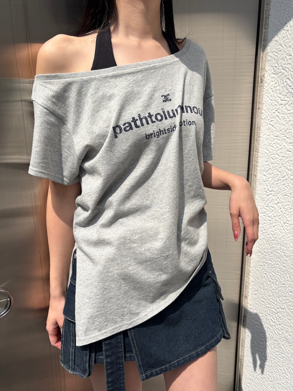 ブラック系のサンダル、ブルー系のスカート、グレー系のTシャツ/カットソーを着用したレディースの春コーディネートの2枚目の写真