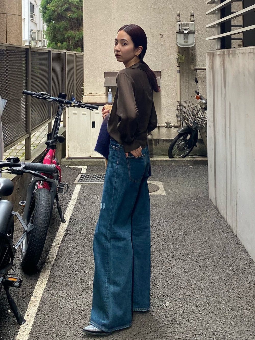 ブラウン系のシャツ/ブラウス、ブルー系のデニムパンツを着用したレディースの秋コーディネートの2枚目の写真