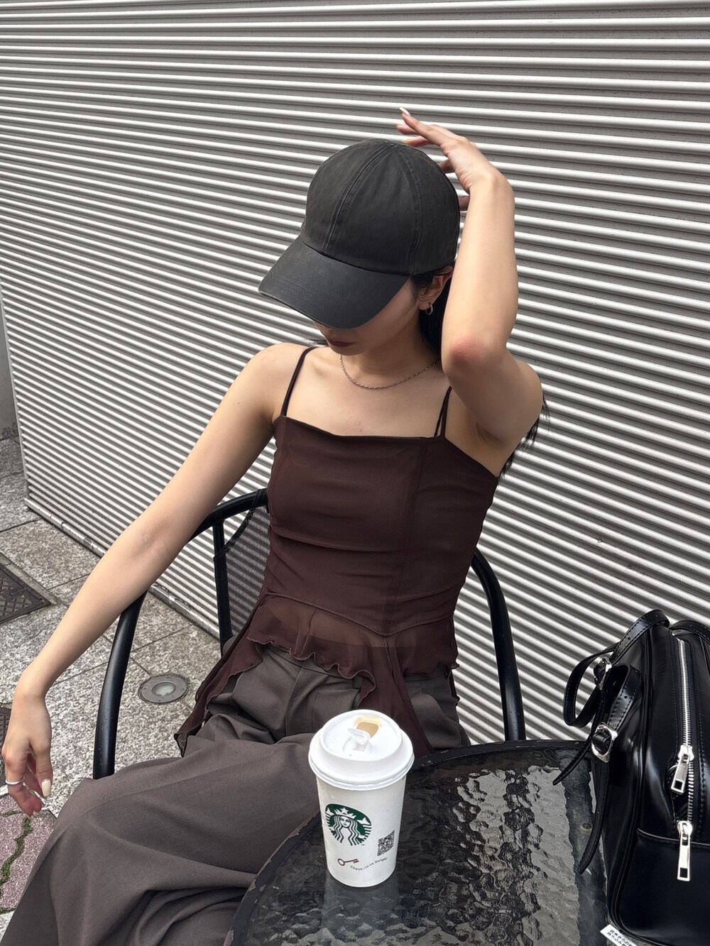 ブラウン系のその他パンツ、ブラウン系のTシャツ/カットソーを着用したレディースの春コーディネートの3枚目の写真