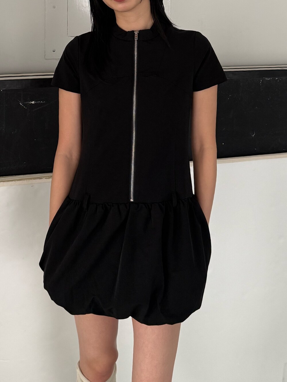 ブラック系のワンピース、ブラック系のサンダル、ホワイト系のソックス/靴下を着用したレディースの春コーディネートの2枚目の写真