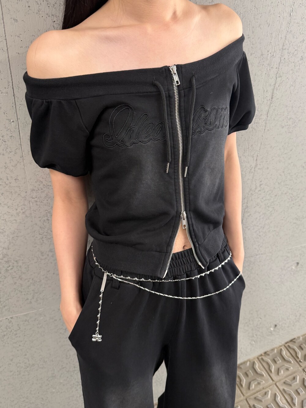 ブラック系のスウェットパンツ、ブラック系のスウェット、ブラック系のサンダルを着用したレディースの夏コーディネートの6枚目の写真