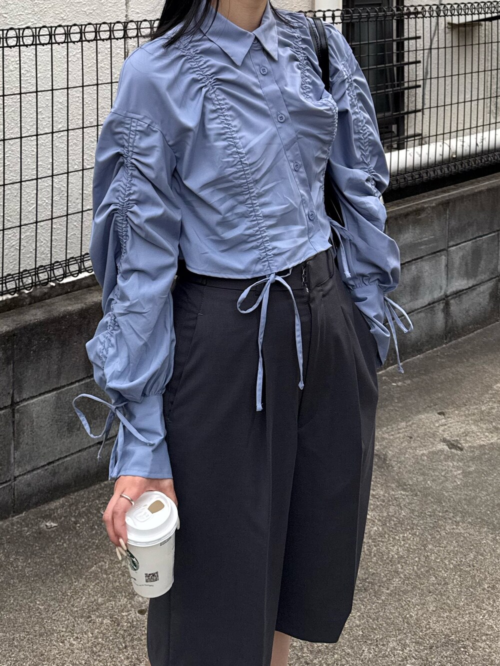 グレー系のその他パンツ、ブルー系のシャツ/ブラウスを着用したレディースの春コーディネートの3枚目の写真