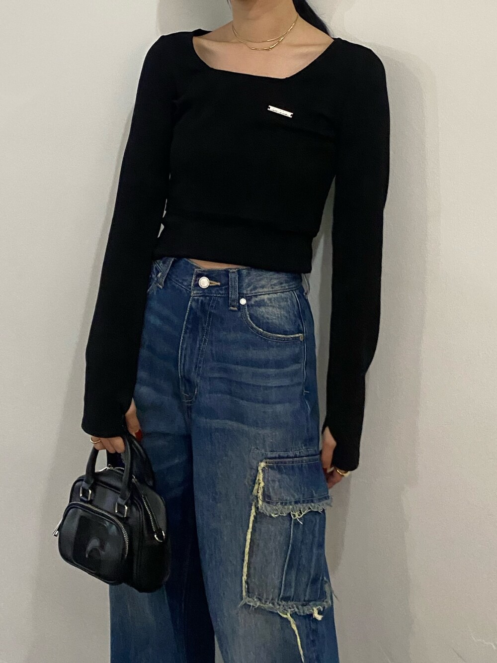 ブルー系のデニムパンツ、ブラック系のTシャツ/カットソーを着用したレディースの春コーディネートの3枚目の写真