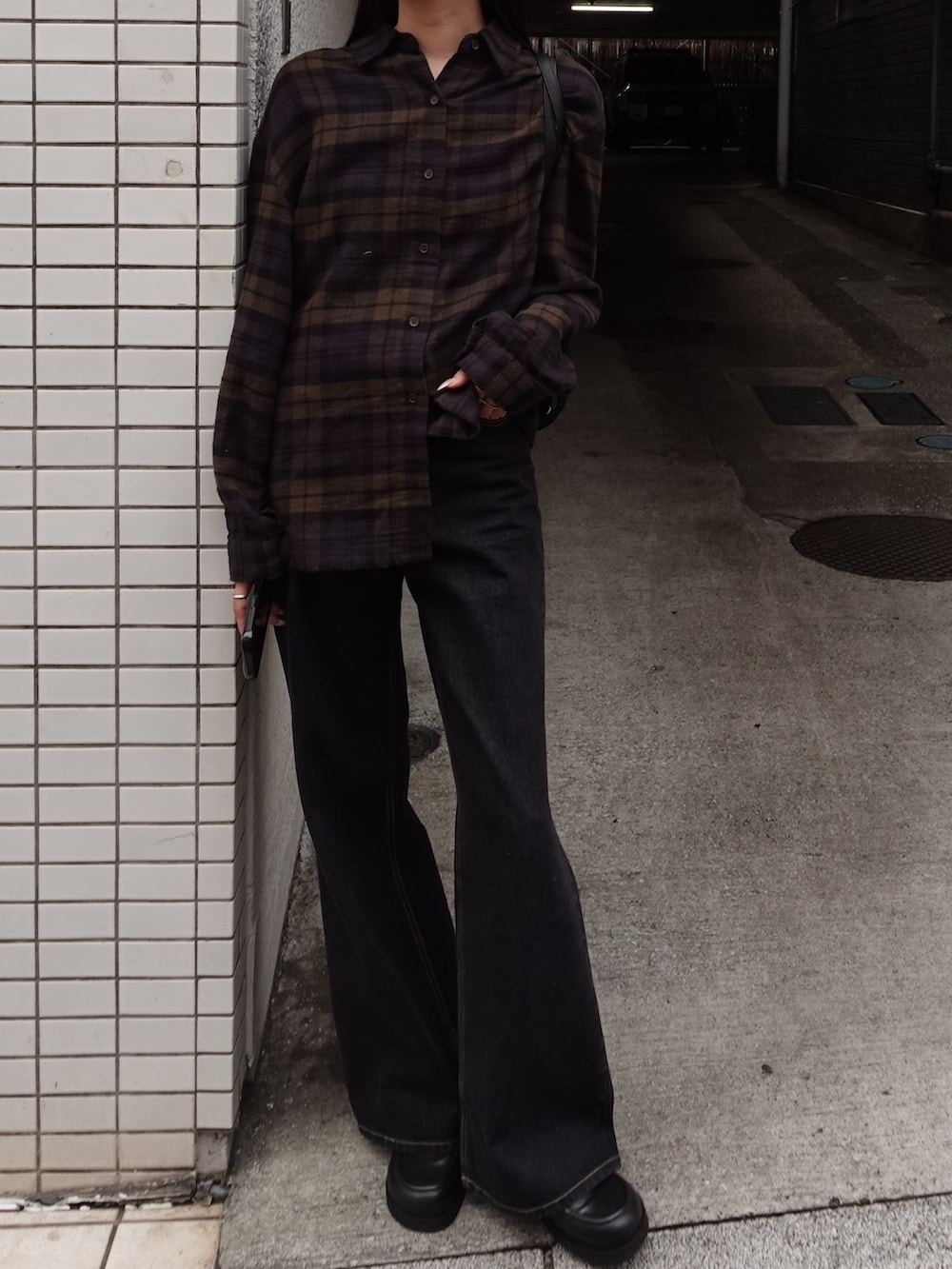 グリーン系のシャツ/ブラウス、ブラック系のローファーを着用したレディースの秋コーディネートの2枚目の写真