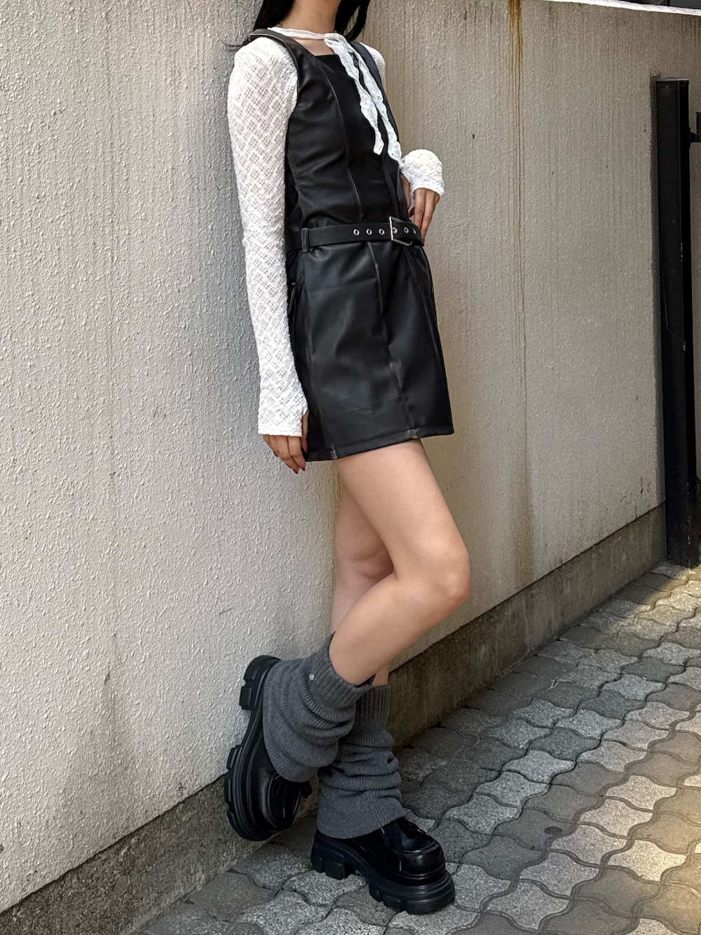 ブラック系のワンピース、ホワイト系のTシャツ/カットソー、ブラック系のローファーを着用したレディースの夏コーディネートの2枚目の写真