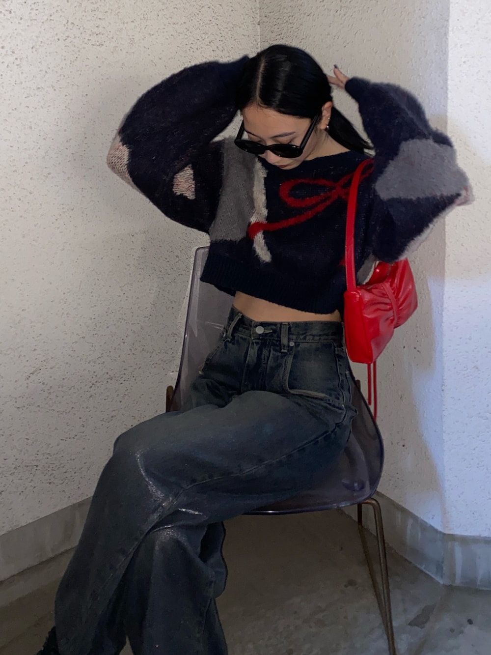 ブルー系のデニムパンツ、ブルー系のニット/セーターを着用したレディースの冬コーディネートの3枚目の写真