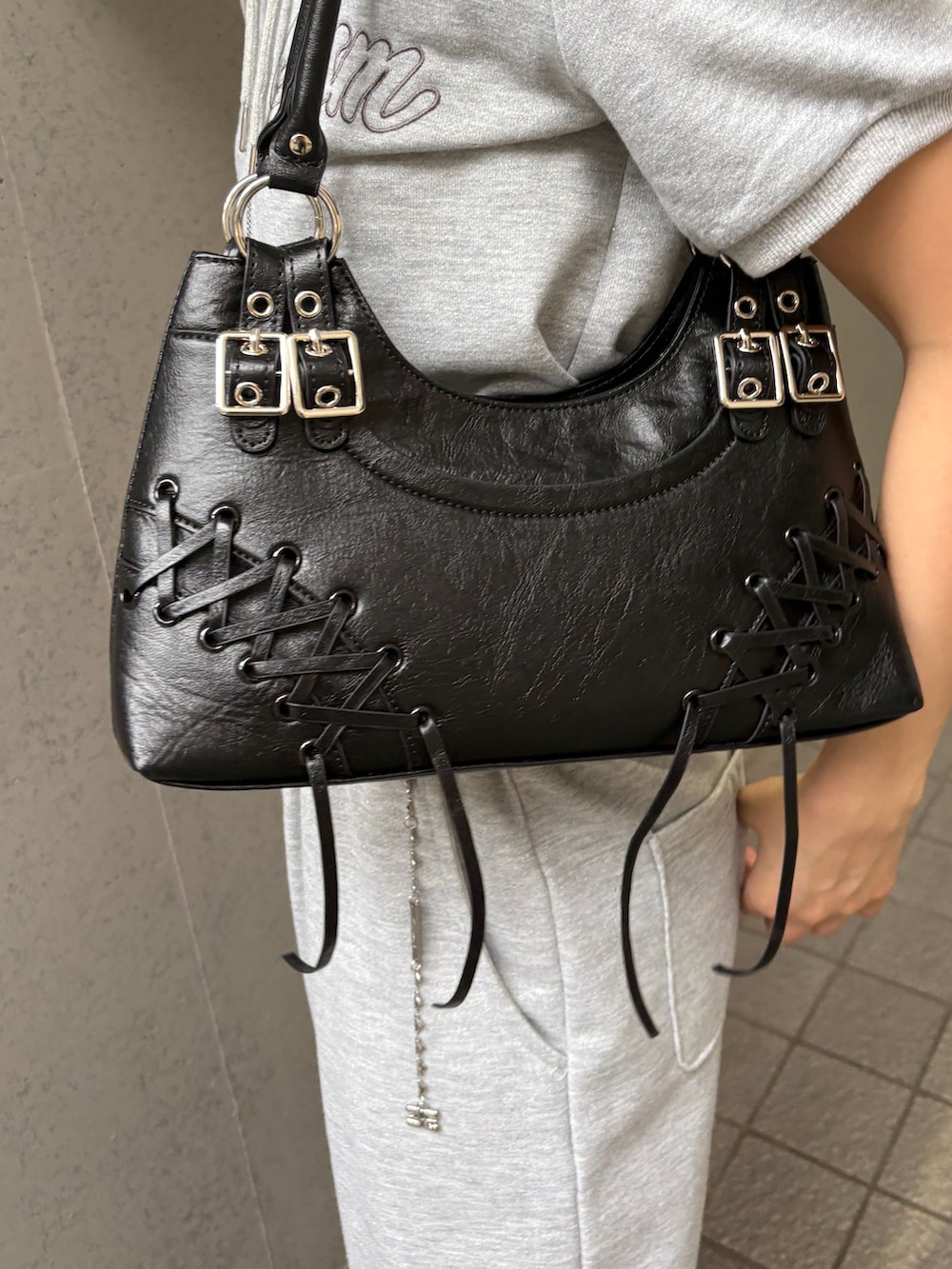 グレー系のスウェットパンツ、グレー系のスウェット、ブラック系のサンダルを着用したレディースの夏コーディネートの5枚目の写真