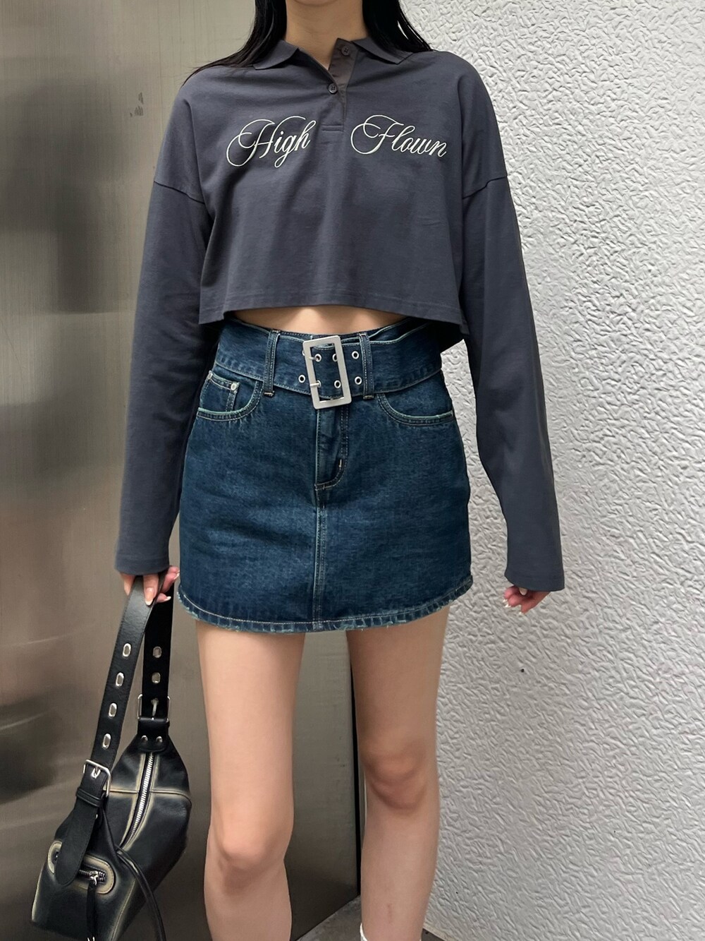 ブルー系のデニムスカート、ブルー系のTシャツ/カットソーを着用したレディースの秋コーディネートの2枚目の写真