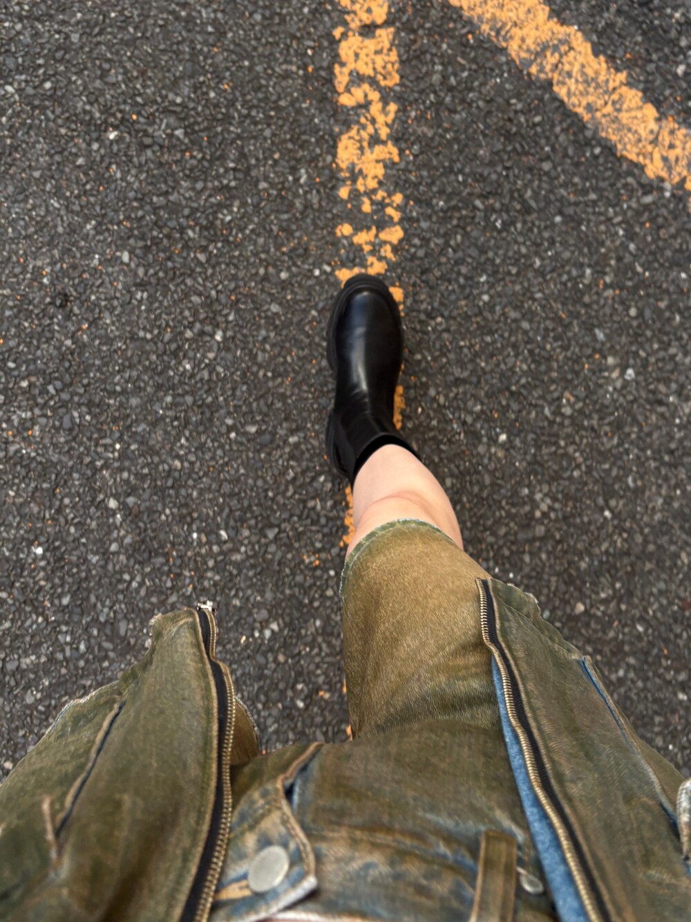 ブラウン系のデニムパンツ、ブラウン系のブルゾン、ブラック系のニット/セーターを着用したレディースの冬コーディネートの3枚目の写真