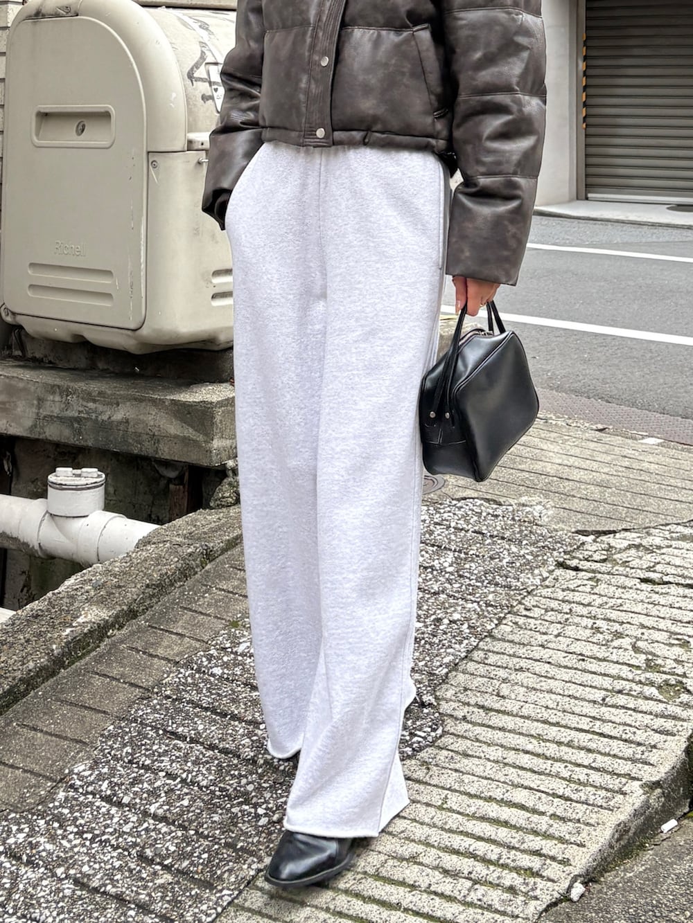 グレー系のスウェットパンツ、ブラウン系のダウンジャケット/コートを着用したレディースの冬コーディネートの3枚目の写真