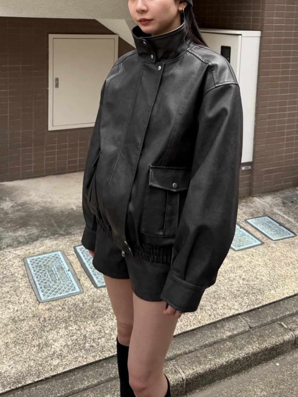 ブラック系のその他パンツ、ブラック系のブーツ、ブラック系のブルゾンを着用したレディースの秋コーディネートの6枚目の写真