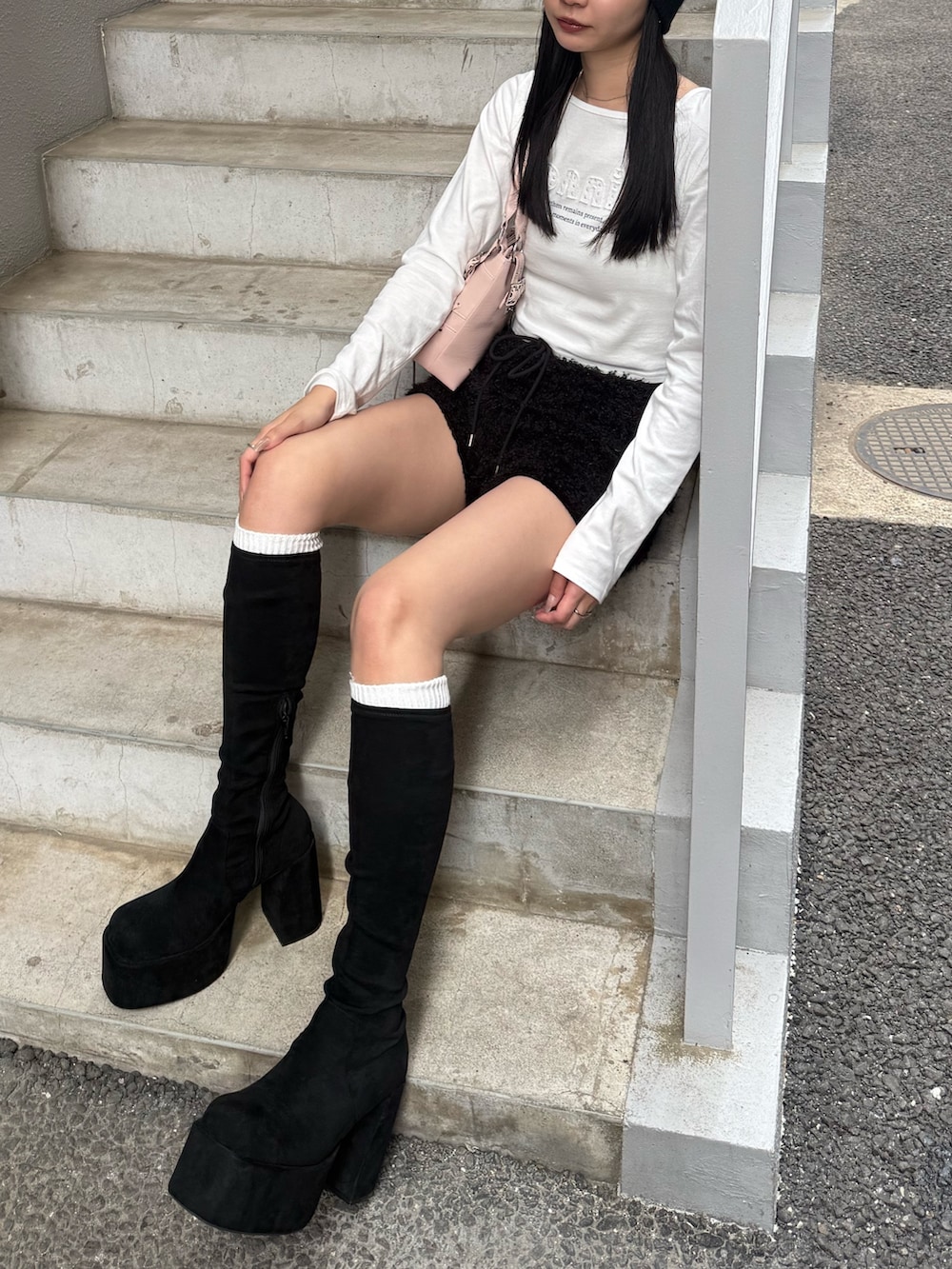 ブラック系のブーツ、ブラック系のその他パンツ、ピンク系のショルダーバッグを着用したレディースの夏コーディネートの6枚目の写真