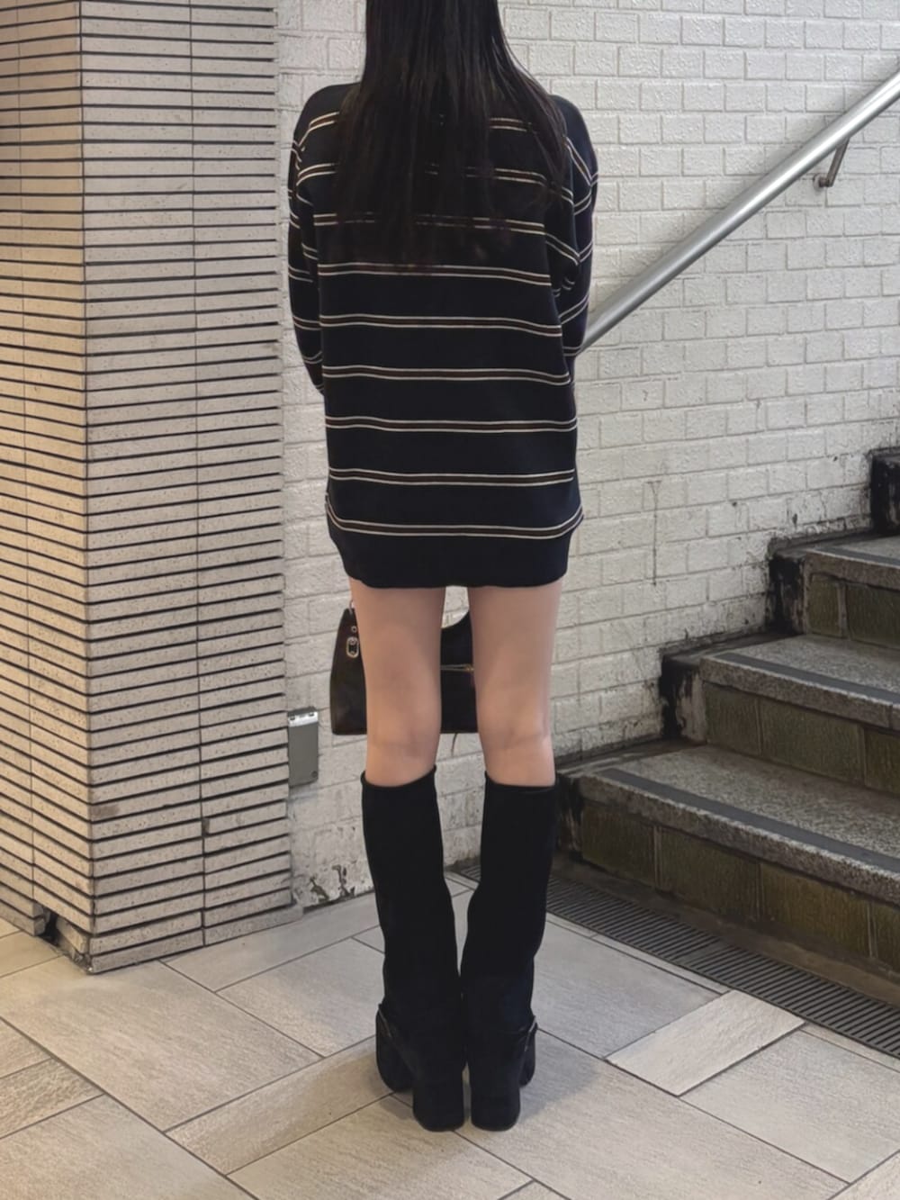 ブラック系のショルダーバッグ、ブラック系のその他パンツ、ブラック系のブーツを着用したレディースの秋コーディネートの3枚目の写真