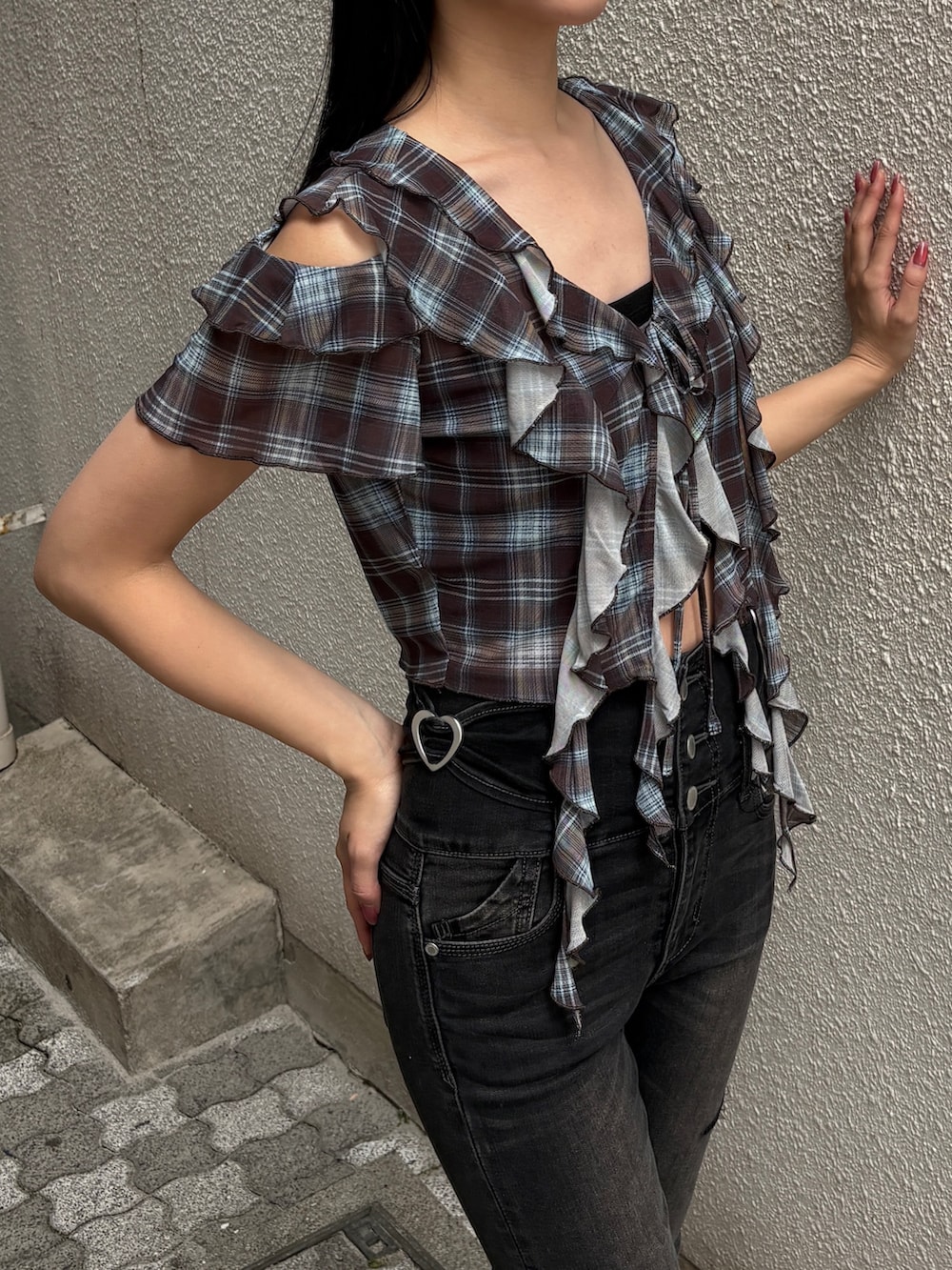 ホワイト系のサンダル、ブラック系のデニムパンツ、ブラウン系のTシャツ/カットソーを着用したレディースの夏コーディネートの6枚目の写真
