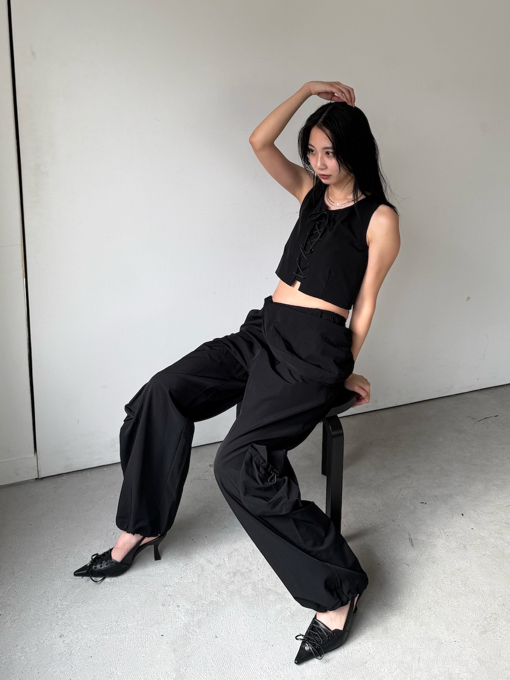 ブラック系のその他パンツ、ブラック系のTシャツ/カットソー、ブラック系のパンプスを着用したレディースの春コーディネートの2枚目の写真