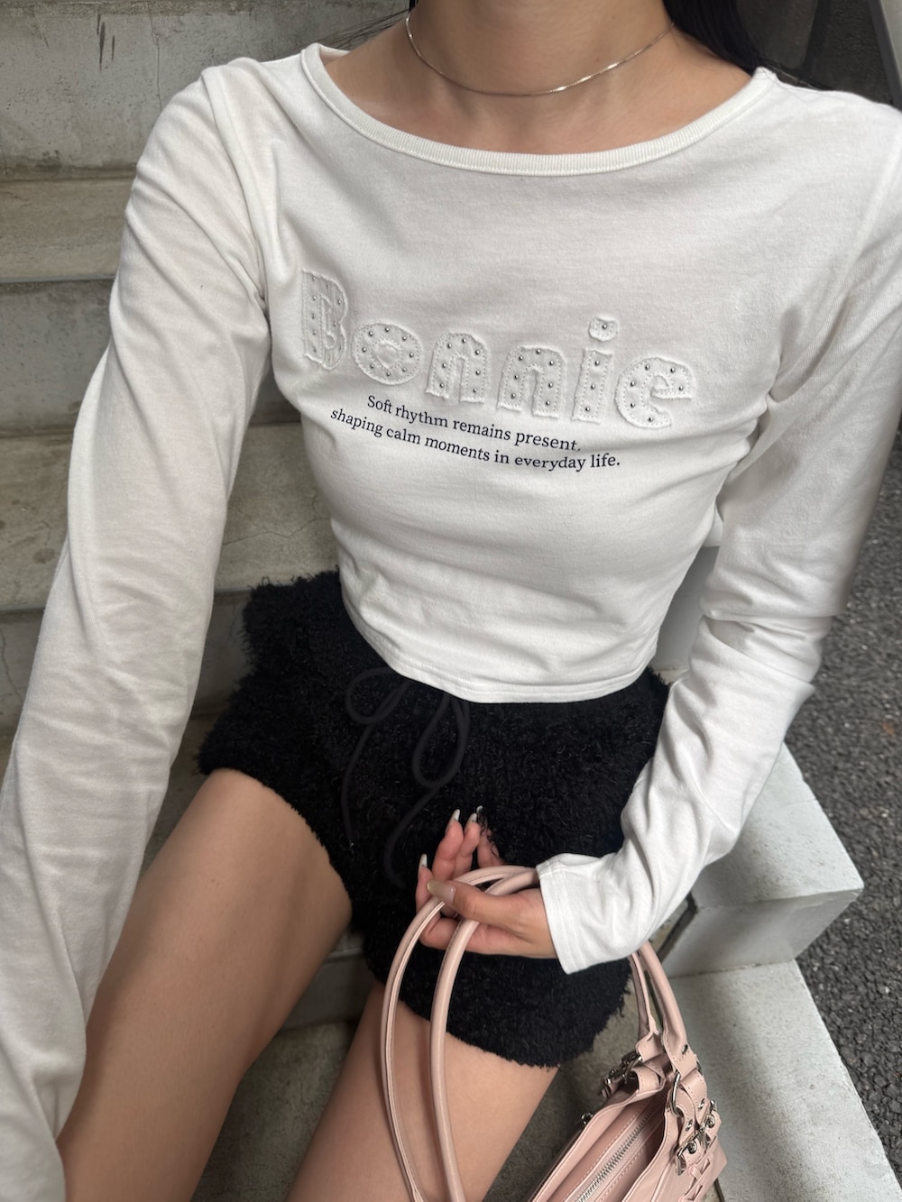 ブラック系のブーツ、ブラック系のその他パンツ、ピンク系のショルダーバッグを着用したレディースの夏コーディネートの7枚目の写真