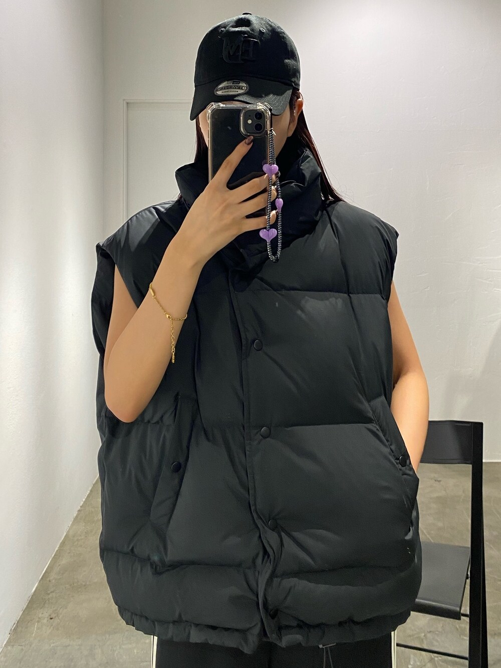 「トラックパンツ、ブラックコーデ、骨格ナチュラル、高身長コーデ」｜「EMODAのオーバーダウンベスト（ダウンベスト、ブラック系）」を使った、内藤和香さん（レディース・169cm）の夏コーディネートの2枚目の写真