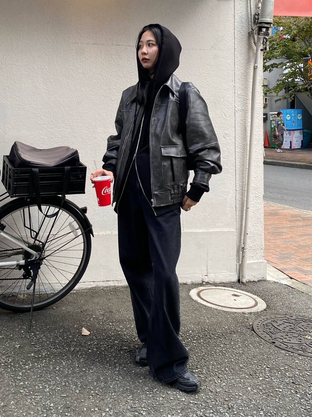 ブラック系のデニムパンツ、グレー系のブルゾン、ブラック系のパーカーを着用したレディースの秋コーディネートの3枚目の写真