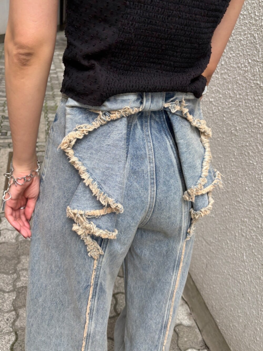 ブラック系のシャツ/ブラウス、ブラック系のショルダーバッグ、ブラック系のサンダルを着用したレディースの夏コーディネートの9枚目の写真