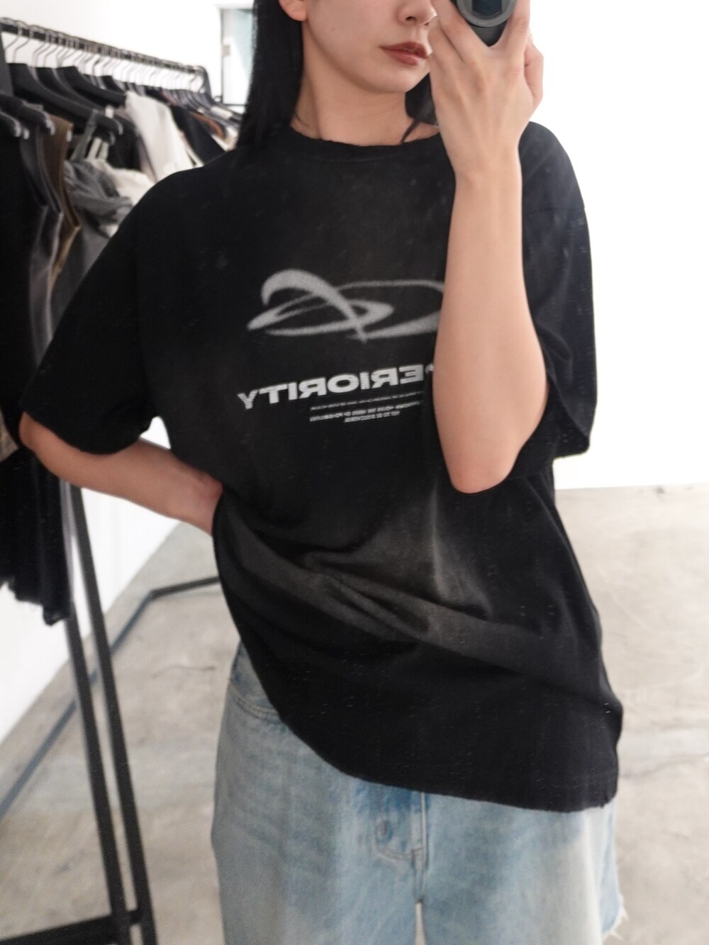 ブルー系のデニムパンツ、ブラック系のTシャツ/カットソーを着用したレディースの夏コーディネートの2枚目の写真