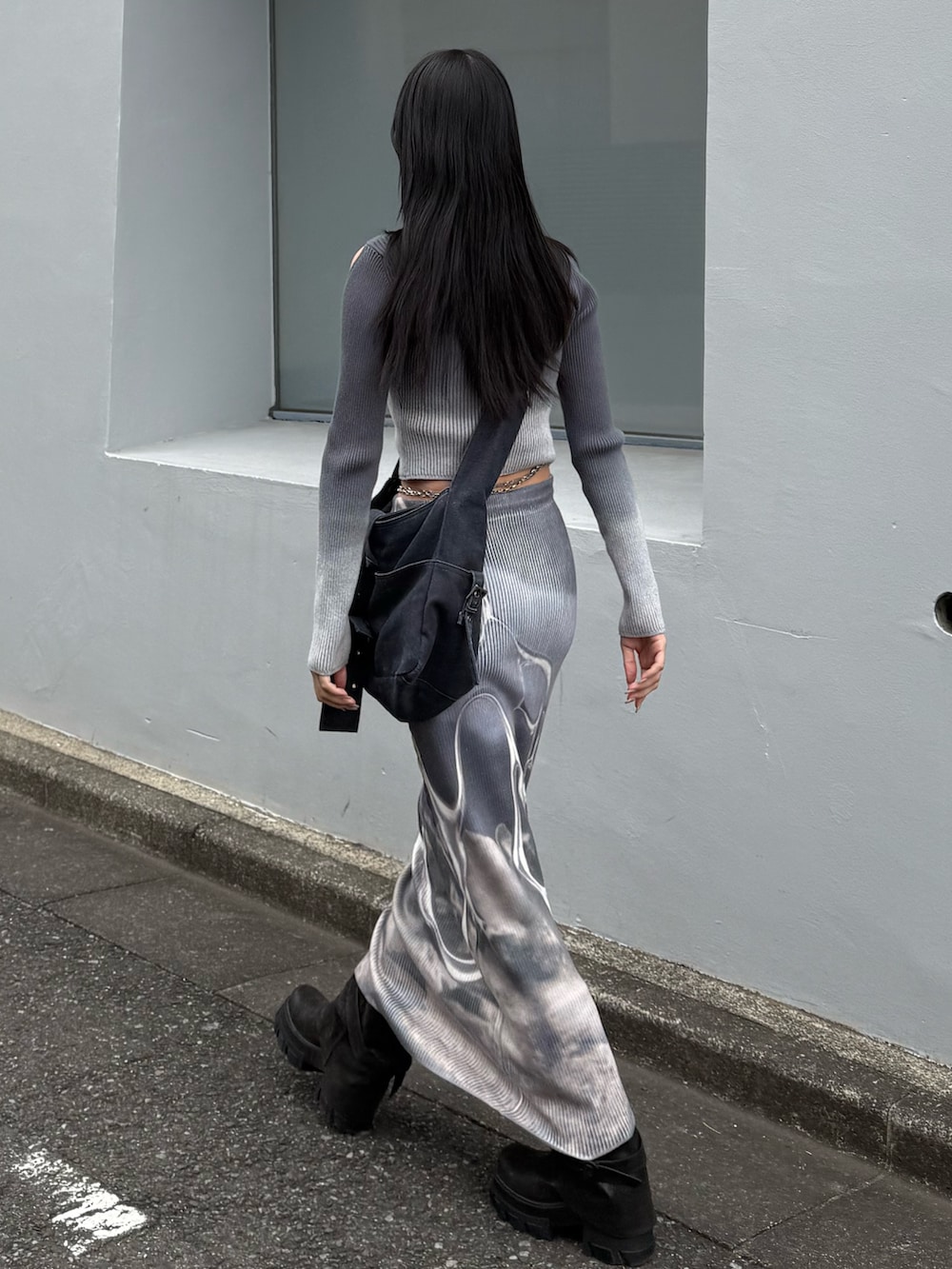 その他のスカート、グレー系のニット/セーター、ブラック系のハンドバッグを着用したレディースの冬コーディネートの3枚目の写真