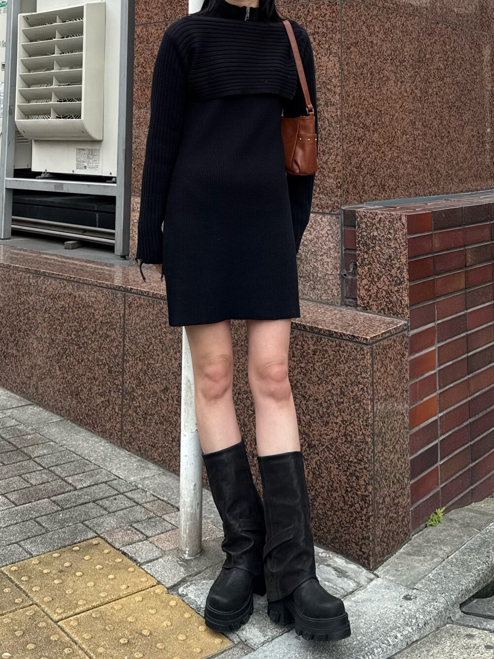 ブラック系のワンピース、ブラック系のブーツを着用したレディースの冬コーディネートの3枚目の写真