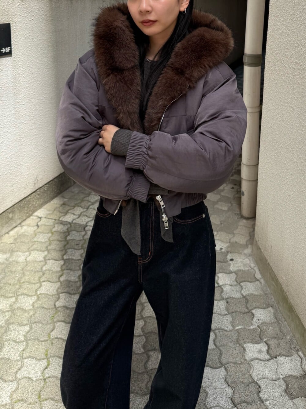 ブルー系のデニムパンツ、グレー系のブルゾン、ブラック系のブーツを着用したレディースの秋コーディネートの7枚目の写真