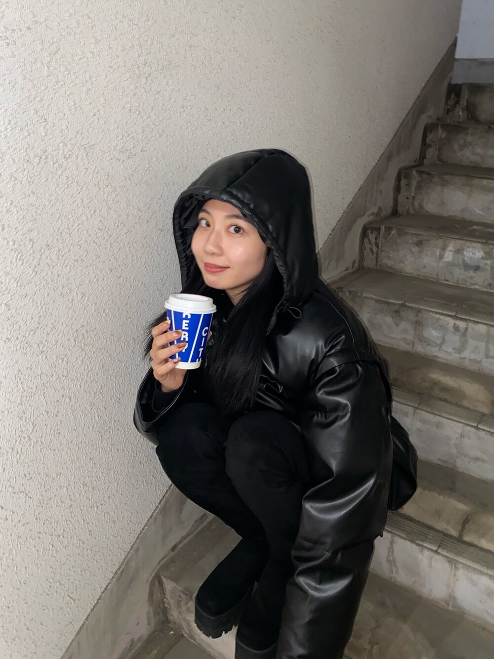 その他のブルゾン、ブラック系のデニムパンツ、ブラック系のブーツを着用したレディースの冬コーディネートの2枚目の写真