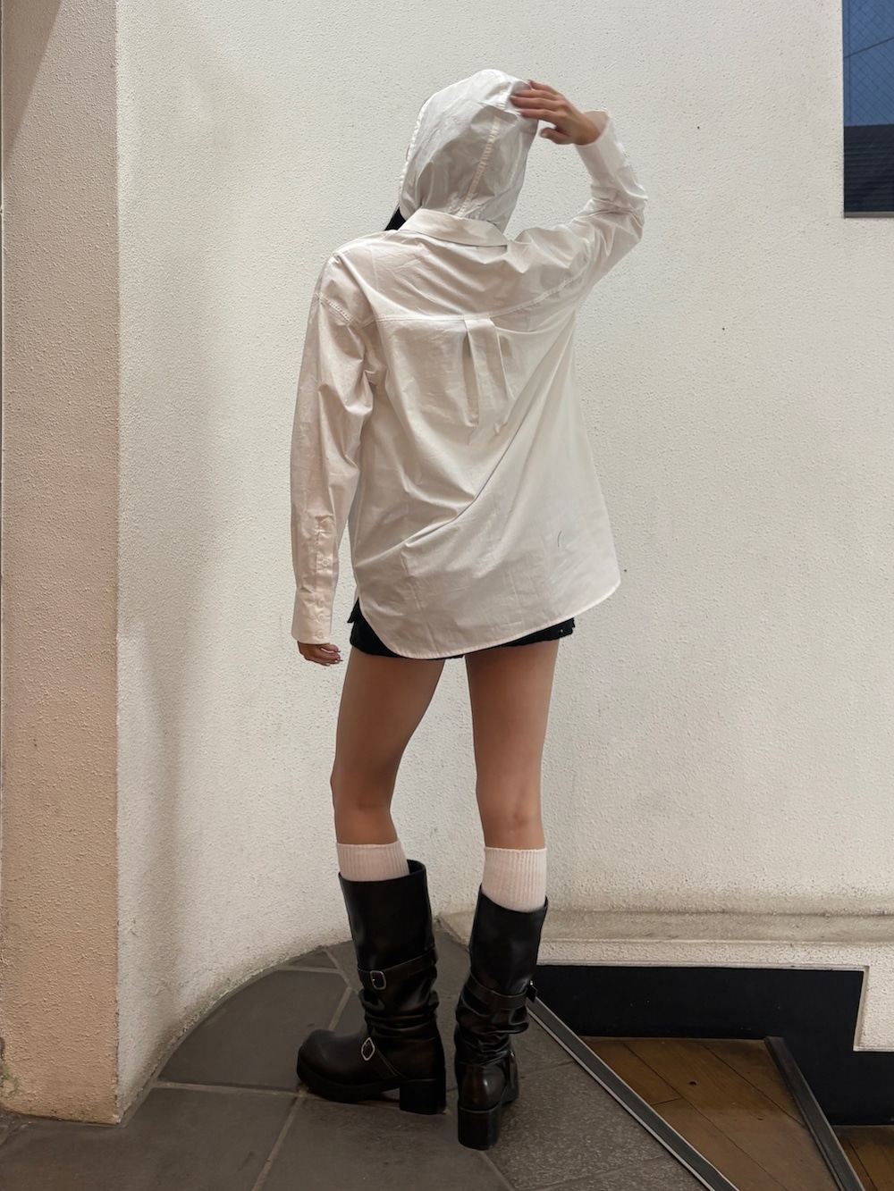 ホワイト系のシャツ/ブラウス、ブラック系のブーツを着用したレディースの春コーディネートの2枚目の写真