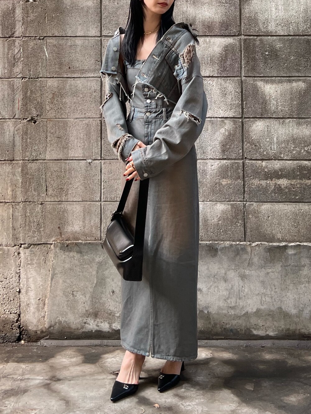グレー系のワンピース、グレー系のデニムジャケットを着用したレディースの春コーディネートの3枚目の写真
