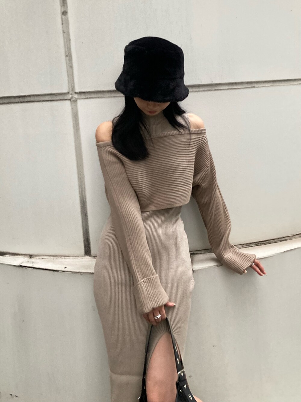 ベージュ系のワンピース、ブラック系のブーツ、ブラック系のハットを着用したレディースの秋コーディネートの3枚目の写真