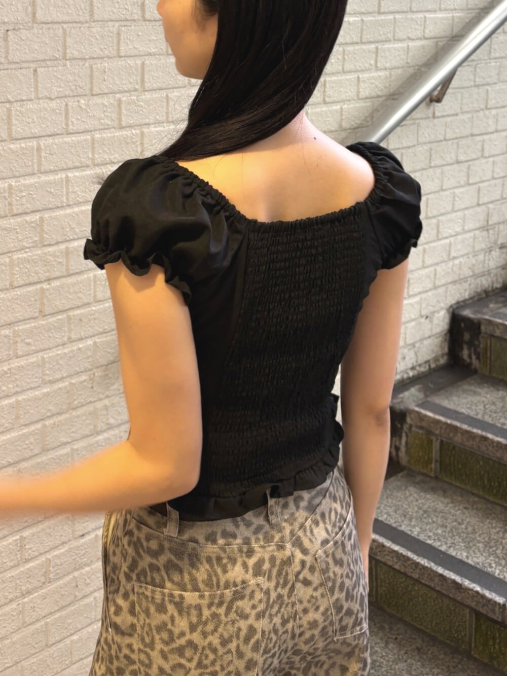 ブラック系のサンダル、ブラック系のシャツ/ブラウス、ブラック系のハンドバッグを着用したレディースの夏コーディネートの8枚目の写真