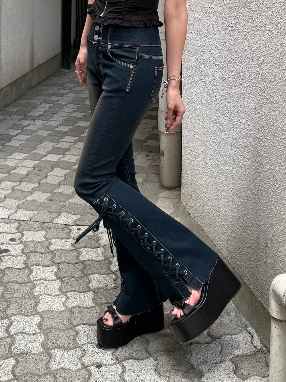 ブルー系のデニムパンツ、ブラック系のサンダル、ブラック系のシャツ/ブラウスを着用したレディースの夏コーディネートの5枚目の写真
